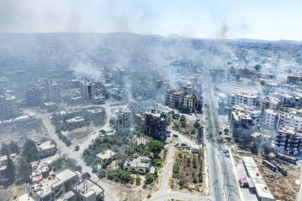 Geçen temmuz ayında Süveyda’daki çatışmalar nedeniyle yükselen duman (Arşiv – DPA)