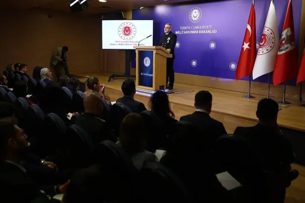 المتحدث باسم وزارة الدفاع التركية زكي أكتورك خلال إفادة صحافية في أنقرة الأربعاء (الدفاع التركية)