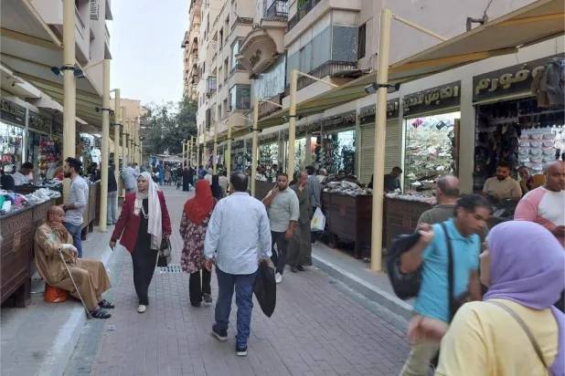 مصريون في سوق العتبة الشعبي بوسط القاهرة (تصوير الشرق الأوسط)