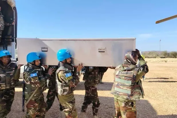 جنود بعثة «يونيسفا» ينقلون جثمان أحد الجنود القتلى (فيسبوك)