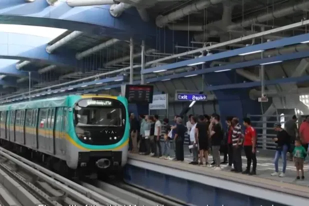 مواطنون ينتظرون قطار المترو في القاهرة (هيئة المترو)