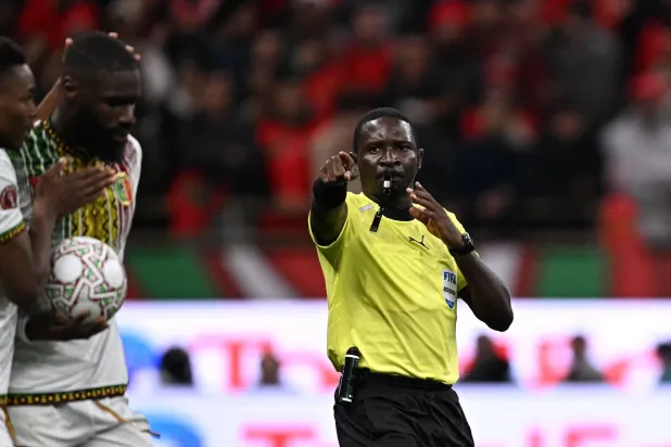 حكام كرة القدم خط أحمر بالنسبة إلى الاتحادات الكروية الدولية (أ.ف.ب)