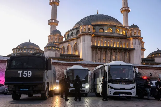 سيارات الشرطة التركية متوقفة في ميدان تقسيم ليلة رأس السنة (رويترز)