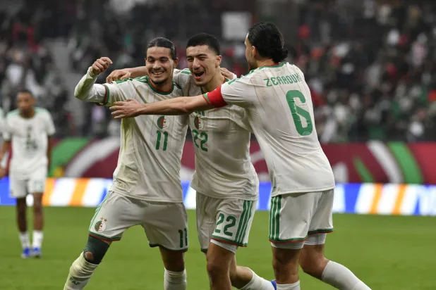 فرحة جزائرية بالهدف الأول (إ.ب.أ)