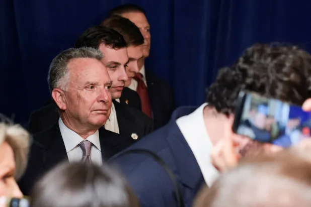 المبعوث الأميركي الخاص ستيف ويتكوف يظهر خلال مؤتمر صحافي عقده الرئيس الأميركي دونالد ترمب ونظيره الأوكراني فولوديمير زيلينسكي في فلوريدا (رويترز)