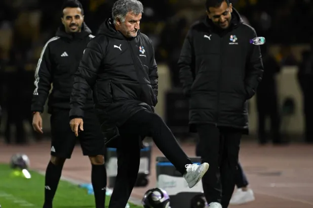 كريستوف غالتييه المدير الفني لفريق نيوم (تصوير: علي خمج)