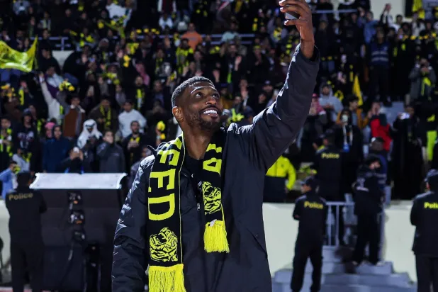 شراحيلي وسيلفي مع الجماهير الاتحادية بعد نهاية المباراة (موقع النادي)