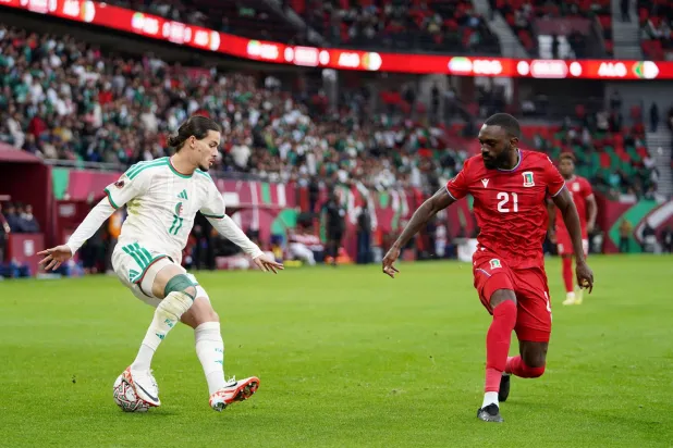 أنيس حاج خلال مباراة الجزائر أمام غينيا الاستوائية (رويترز)