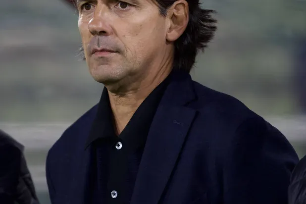 إنزاغي يتابع أداء لاعبيه خلال المواجهة (تصوير: نايف العتيبي)