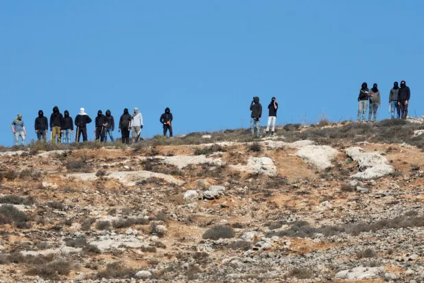 Sınır bölgelerinde örgütlenen Yahudi yerleşimciler, Filistinlilere ait tarım alanlarına ve bağlara saldırıları artırıyor (Reuters)