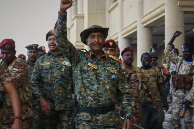 Ordunun başındaki General Abdülfettah Burhan, Sudan'ı fiili olarak yönetiyor (AP)