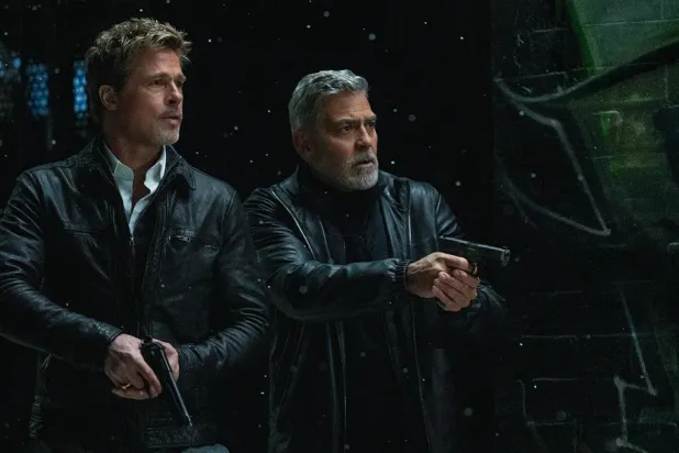 George Clooney (sağda) ve Brad Pitt'in (solda) oynadığı Yalnız Kurtlar (Wolfs) Apple TV'nin bugüne kadar en çok izlenen filmi olmuştu (Apple TV)