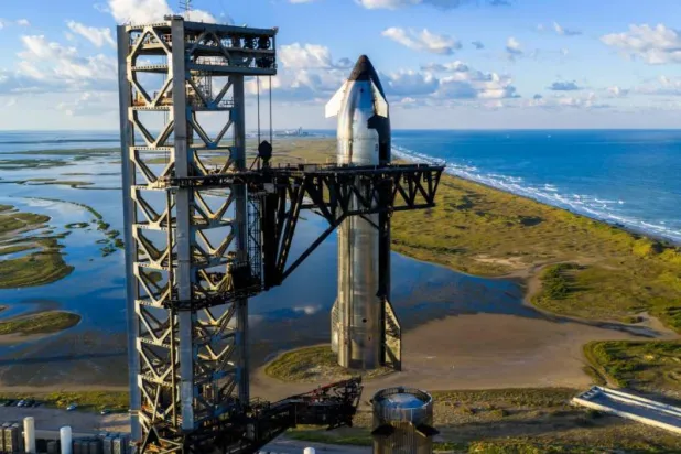 Uluslararası Uzay İstasyonu'na malzeme taşıma görevini üstlenen bir SpaceX Falcon 9 roketi, 14 Eylül'de Florida'nın Cape Canaveral bölgesindeki Cape Canaveral Uzay Kuvvetleri Üssü'nün 40 numaralı kompleksinden fırlatılıyor (AP)