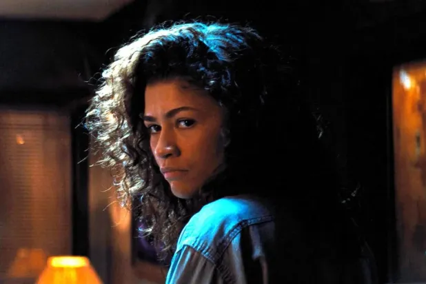 Euphoria'nın ilk iki sezonunda Zendaya'nın canlandırdığı Rue'nun uyuşturucuyla mücadelesi işlenmişti (HBO)