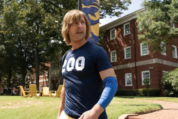 Top Gun: Maverick'te Tom Cruise'la birlikte rol alarak şöhrete ulaşan 37 yaşındaki Glen Powell, Chad Powers'ta affedilmez bir hatayla yıkılan futbol kariyerini canlandırmaya çalışan oyun kurucu Russ Holliday rolünde (Hulu)