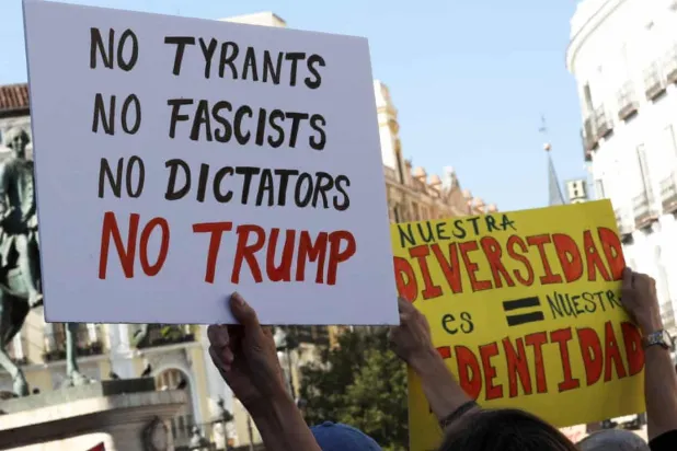 İspanya'nın başkenti Madrid'de düzenlenen "Krallara Hayır" mitinginde Trump karşıtı pankartlar taşınmıştı (Reuters)