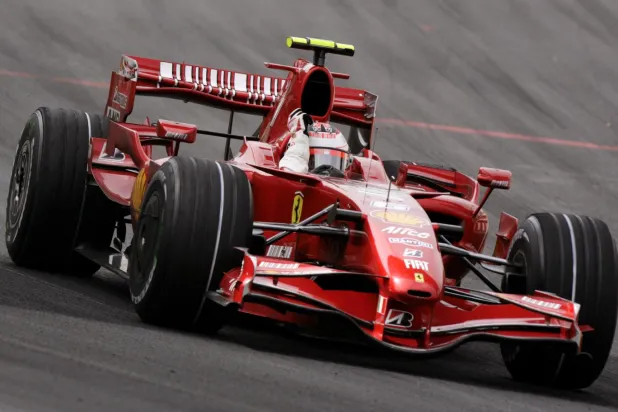 Kimi Raikkonen'in 2007'de kazandığı şampiyonlukta, rakiplerinin puanı tarihe geçecek kadar onunkine yakındı (Reuters)