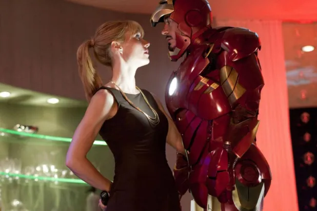 Pepper Potts rolündeki Gwyneth Paltrow ve Tony Stark'ı canlandıran Robert Downey Jr., Demir Adam 2'de (IMDb)
