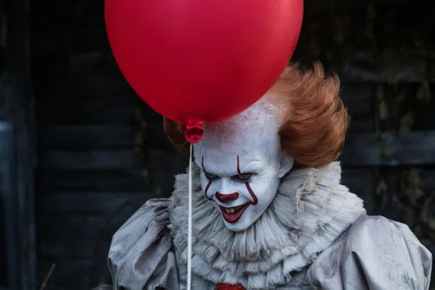 It: Welcome to Derry'de 35 yaşındaki İsveçli aktör Bill Skarsgård, korkunç palyaço Pennywise rolüyle bir kez daha izleyici karşısına çıkıyor (Warner Bros.)