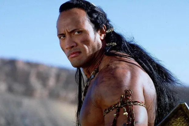 Chuck Russell'ın yönettiği 2002 yapımı Akrep Kral'da Dwayne Johnson'ın canlandırdığı Mathayus, arkadaşlarını öldüren Memnon'dan intikam almaya çalışıyor (Universal Pictures)