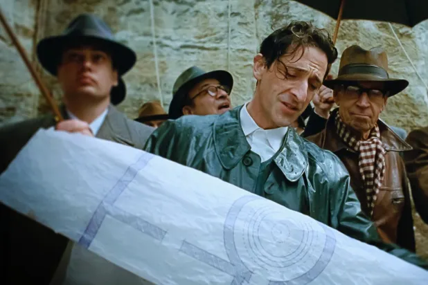 The Brutalist, II. Dünya Savaşı'ndan sonra "Amerikan rüyasını" yaşamak için ABD'ye göç eden Macaristan doğumlu, Bauhaus eğitimli mimar Laszlo'nun yolculuğunu ve hayat hikayesini anlatıyor (A24)