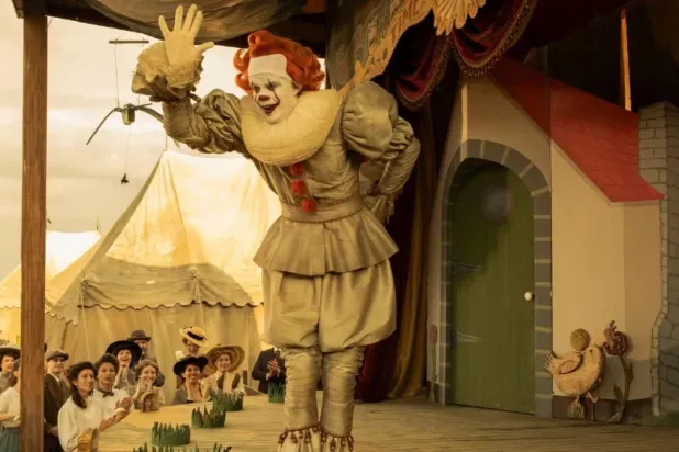 It: Welcome to Derry'de, Pennywise ve Bob Gray rolünde 35 yaşındaki İsveçli aktör Bill Skarsgård var (HBO)