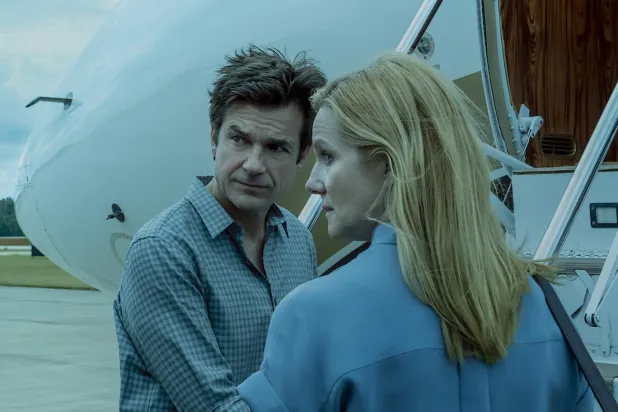 Ozark'ta Jason Bateman, ailesini Şikago'dan Missouri'ye sürükleyen ve burada, bir uyuşturucu patronu için 5 yılda 500 milyon dolar aklamak zorunda kalan finans danışmanı Marty rolündeydi (Netflix) 
