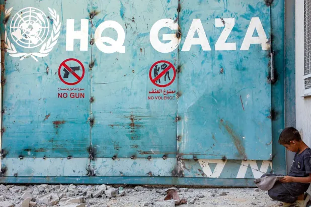 Hamas'ın 7 Ekim 2023'teki Aksa Tufanı operasyonuyla patlak veren Gazze savaşında 370'ten fazla UNRWA çalışanı öldürülmüştü (AFP)