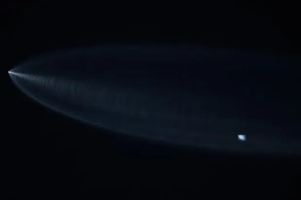 SpaceX'e ait Starlink uydularını taşıyan Falcon 9 roketi, 18 Haziran 2024'te Vandenberg Uzay Kuvvetleri Üssü'nden fırlatıldıktan sonra Kaliforniya'nın Lawndale kenti üzerinde görülüyor (AFP)