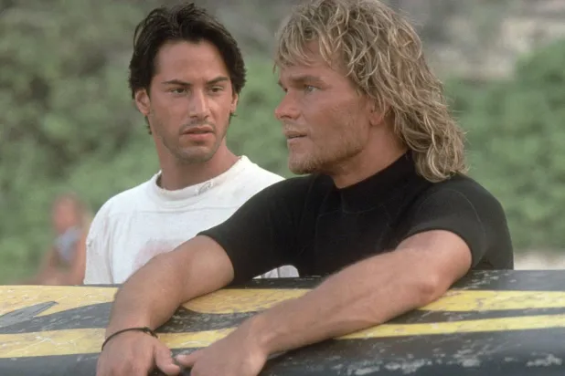 Rolling Stone, Patrick Swayze (sağda) ve Keanu Reeves'i (solda) karşı karşıya getiren Kırılma Noktası'nı "kadın bakış açısını merkeze alan en iyi aksiyon filmi" diye niteliyor (20th Century Fox)