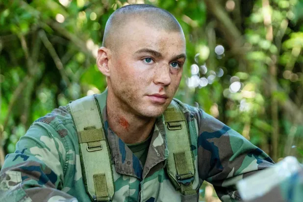 Boots'un başrolünde yer alan Miles Heizer (ortada), Ölmek İçin On Üç Sebep (13 Reasons Why) ve Oyun (Nerve) gibi yapımlardaki rolleriyle de tanınıyor (Netflix)