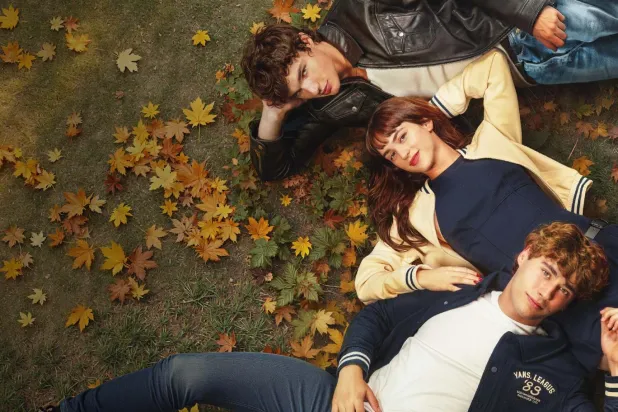 22 yaşındaki Alícia Falcó (ortada), Netflix'te yayımlanan suç dizisi Milyarderlerin Sığınağı'yla (El Refugio Atómico) da tanınıyor (Amazon Prime Video)