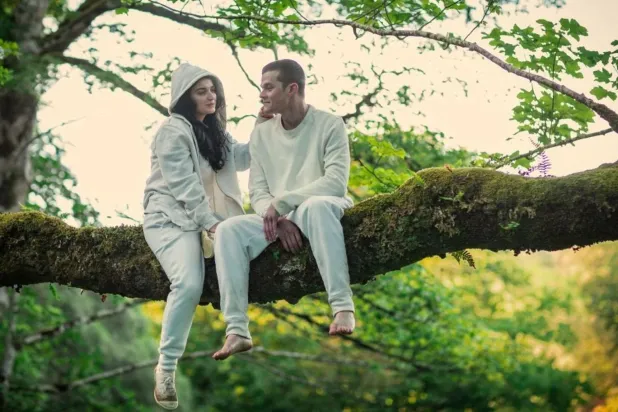 33 yaşındaki Robert Aramayo (sağda), Game of Thrones ve Yüzüklerin Efendisi: Güç Yüzükleri'ndeki (The Lord of the Rings: The Rings of Power) rolleriyle de tanınıyor (Netflix)