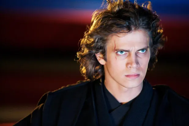 Kanadalı yıldız Hayden Christensen, ilk olarak Yıldız Savaşları: Bölüm II - Klonların Saldırısı'nda (Star Wars: Episode II - Attack of the Clones) Anakin'i canlandırmış, ikinci performansınıysa Yıldız Savaşları: Bölüm III - Sith'in İntikamı'nda (Star Wars: Episode III - Revenge of the Sith) sergilemişti (20thCentFox)