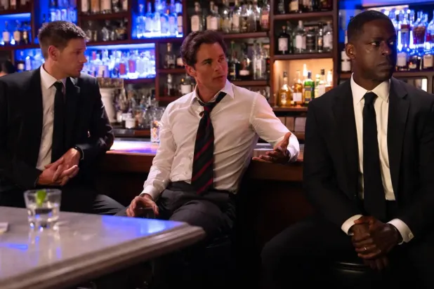 Paradise'ta Oscar adayı Sterling K. Brown'a (sağda) ABD Başkanı Cal Bradford rolünde X-Men yıldızı James Marsden (ortada) eşlik ediyor (Hulu)