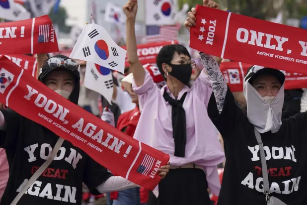 Azil sürecinden bu yana Yoon için birçok destek gösterisi düzenlendi (AP)