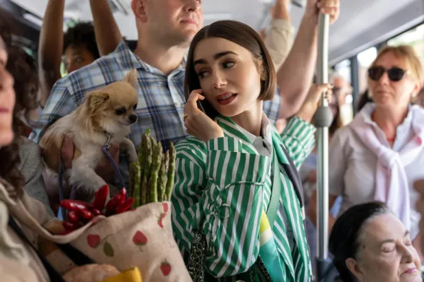 36 yaşındaki Lily Collins'in başrolde olduğu dizinin yaratıcısı Darren Star, "gerçekten muhteşem bir sezonun" izleyiciyi beklediğini söylüyor (Netflix)