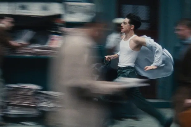 29 yaşındaki Timothée Chalamet'nin canlandırdığı Marty karakteri; masa tenisi şampiyonu, dolandırıcı, komedyen ve girişimci Marty Reisman'ın hayatından esinlenerek yaratılmış (A24)