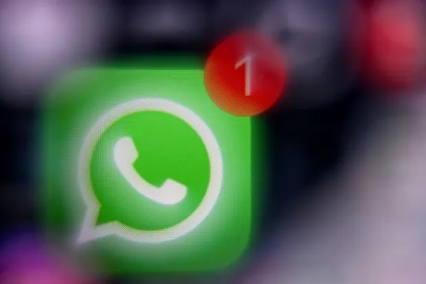 1 Aralık 2025'te Almanya'nın batısındaki Frankfurt am Main'de bir akıllı telefon ekranında görünen ABD merkezli anlık mesajlaşma yazılımı WhatsApp'ın logosu (AFP)