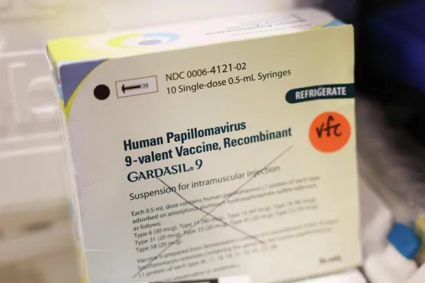 Soğuk depoda saklanan bir kutu Gardasil 9 HPV aşısı (AFP)