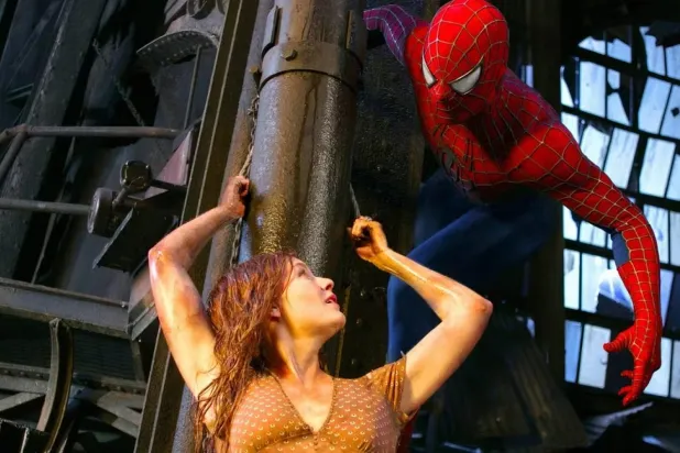 2004 yapımı Örümcek Adam 2, şehrin süper kahramanı olmaya çalışırken kişisel hayatını da sürdürmeye çalışan Peter Parker'ın Otto Octavius'a karşı mücadelesini anlatıyordu (Sony Pictures / Columbia Pictures) 