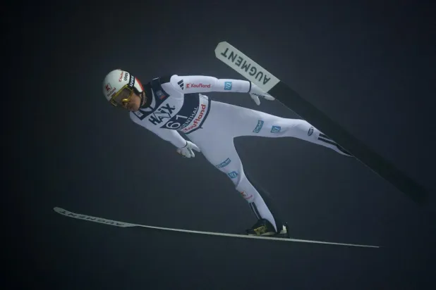 Kayakla atlamada sporcular saatte 100 kilometre hızı aşabiliyor (Reuters)