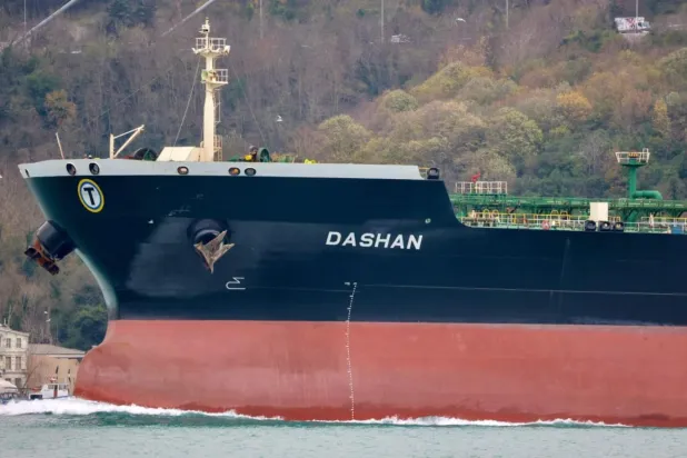 Rusya'nın "gölge filosundaki" gemiler, İstanbul Boğazı'ndan geçerken görülüyor (Reuters)