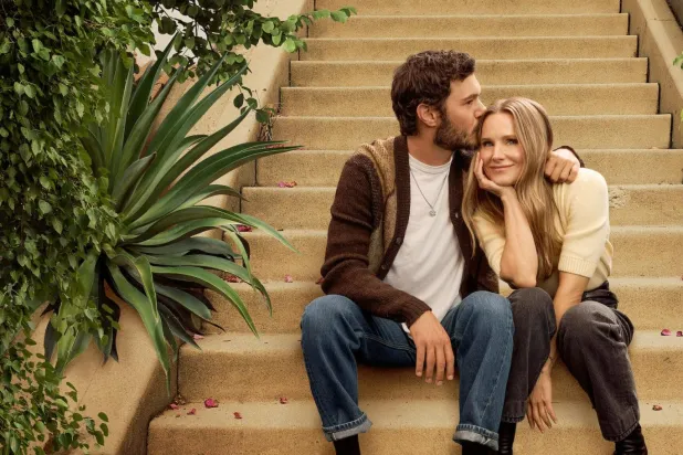 İlk sezonda aşklarını kanıtlayan agnostik podcast sunucusu Joanne ve yakışıklı haham Noah, ikinci sezonda hayatlarını ve ailelerini bir araya getirerek yeni bir sınavdan geçiyor (Netflix)