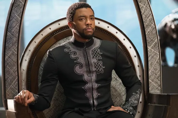 Chadwick Boseman'ın canlandırdığı Black Panther (T'Challa) karakteri ilk kez Kaptan Amerika: Kahramanların Savaşı'nda (Captain America: Civil War) görülmüştü (Walt Disney Studios Motion Pictures)