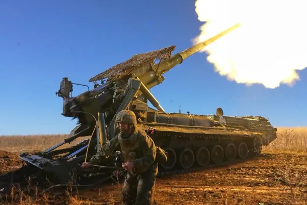 Bir Rus askeri, Ukrayna mevzilerine doğru kundağı motorlu Malka topuyla ateş ediyor (Rusya Savunma Bakanlığı Basın Servisi)