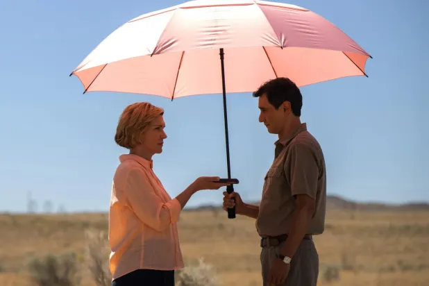 Pluribus'ta Carol Sturka rolündeki Rhea Seehorn'a (solda) Kolombiyalı aktör Carlos-Manuel Vesga (sağda) eşlik ediyor (Apple TV)