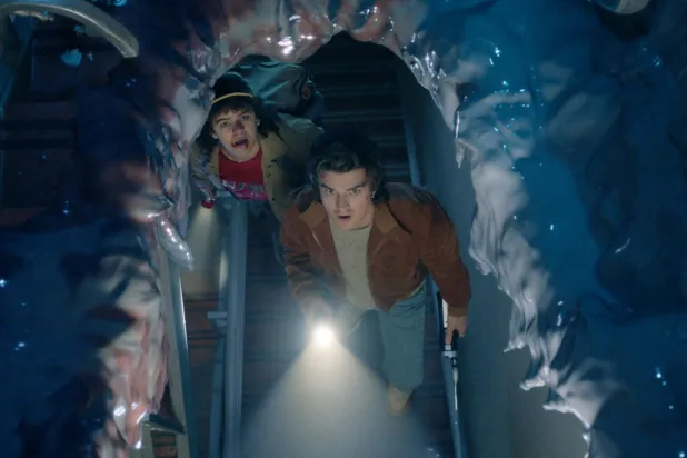 Stranger Things'in sevilen karakterleri Dustin (solda) ve Steve'in (sağda) "Ölürsen, ben de ölürüm" sözleri şimdiden diziye damga vuran unutulmaz replikler arasına girdi (Netflix)