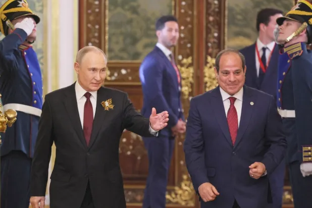 Rusya Devlet Başkanı Vladimir Putin, Moskova'daki Kremlin Sarayı’nda Mısır Devlet Başkanı Abdulfettah es-Sisi ile görüştü, 9 Mayıs 2025 (AFP)