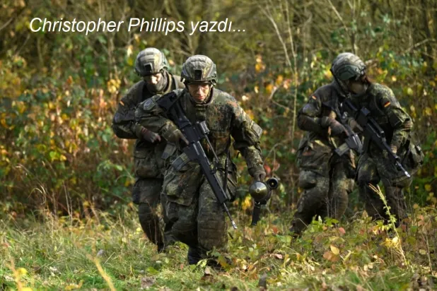 Almanya'nın batısındaki Ahlen'de bulunan Alman Silahlı Kuvvetleri'nin (Bundeswehr) Westphalen-Kassern Kışlası'nda, Bundeswehr acemi erleri için temel eğitim bilgilendirme gününde, erler tank imha eğitimine katılıyor 13 Kasım 2025 (AFP)